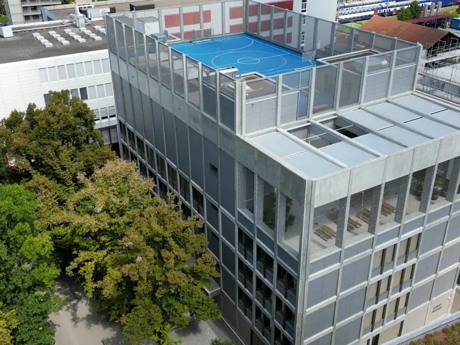 Vorfabrizierte Fassadenelemente am Primarschulhaus Wallisellen